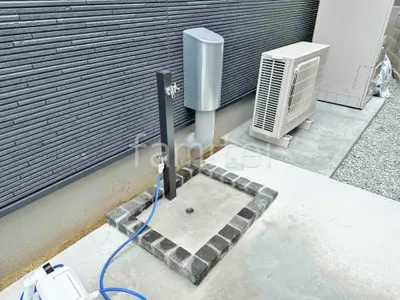 立水栓 ユニソン スプレスタンド60ソリッド 蛇口2個 ピンコロ囲い水受け(パン) 土間モルタル仕上げ 洗い場