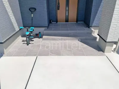 玄関アプローチ階段 床タイル貼り リビエラ グリジオ