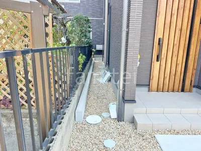 犬走り 錆砂利敷き 防草シート加工