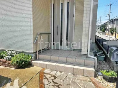 玄関アプローチ 床タイル貼り LIXIL ベスパ 手すり グリップライン