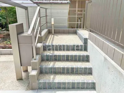 玄関アプローチ階段 床洗い出し仕上げ 淡路三分 蹴上げ縁ラインピンコロ石