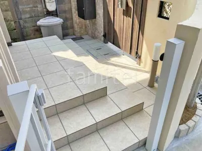 玄関アプローチ階段 床タイル貼り LIXIL グレイスランド