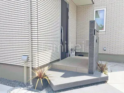 玄関アプローチ 浮遊階段(蹴込み階段) 床タイル張り ニッタイ ソリックフロア