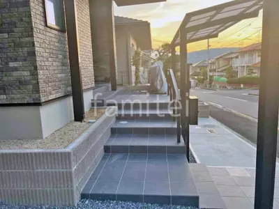 玄関アプローチ階段 床タイル貼り リビエラ エタニティ