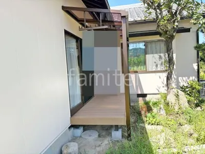 人工木デッキ  LIXIL 人工木 樹ら楽ステージ  １階テラス屋根 （雨除け） YKKAP ソラリアF フラット屋根 スタンダード 壁付