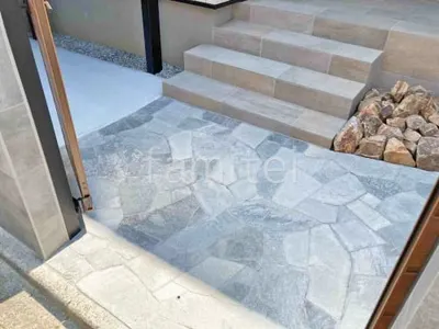 玄関アプローチ 床石貼り 乱形石 石英岩