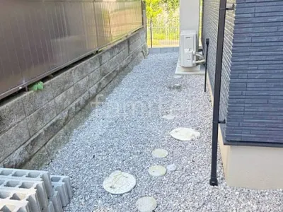 犬走り 防犯砂利敷き バラス砕石 防草シート加工