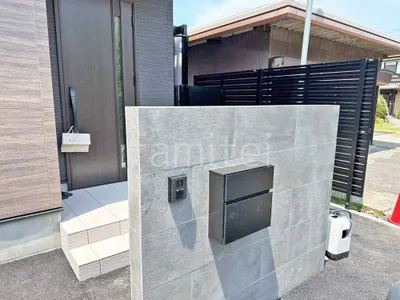 モダン門柱 壁タイル貼り タカショー セラレバンテ 郵便受けポスト YKKAP エクステリアポストT10型