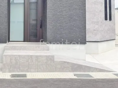 玄関アプローチスロープ 床タイル貼り