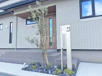 機能門柱 YKKAP ルシアスポストユニットSE01型 シンボルツリー オリーブ 常緑樹 植栽 ロックガーデン