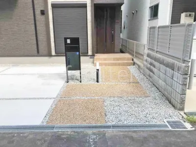 機能門柱 三協アルミ フレムスLight P型 玄関アプローチ 床洗い出し仕上げ ジャミ