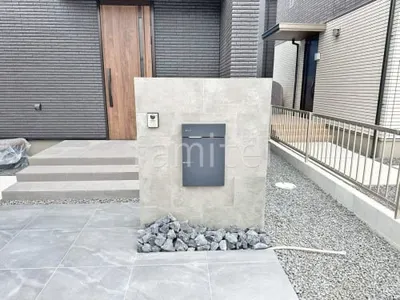 モダン門柱 壁タイル貼り タカショー セラレバンテ 宅配ボックス ユニソン ヴィコDB100 ロックガーデン 近江石敷き