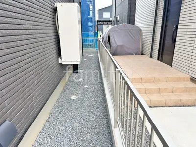 犬走り 防犯砂利敷き バラス砕石 防草シート加工