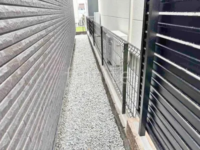 犬走り 防犯砂利敷き バラス砕石 防草シート加工