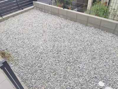 犬走り 防犯砂利敷き バラス砕石 防草シート加工