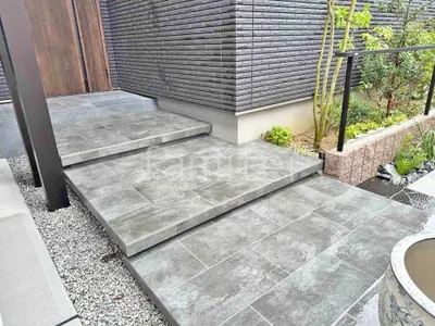 玄関アプローチ 浮遊階段(蹴込み階段) 床タイル張り タカショー セラレバンテ