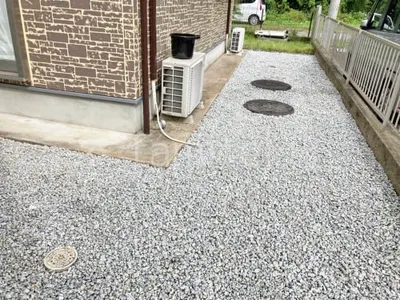 犬走り 防犯砂利敷き バラス砕石 防草シート加工