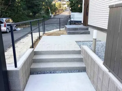 玄関アプローチ階段 床タイル貼り LIXIL グレイスランド