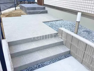 玄関アプローチ階段 床タイル貼り LIXIL グレイスランド