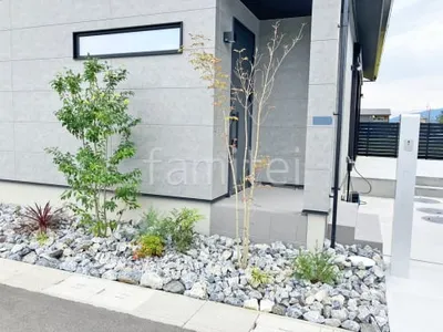 ロックガーデン 栗石敷き イビグレー シンボルツリー アオダモ ソヨゴ