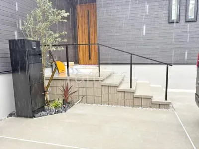 玄関アプローチ 浮遊階段(蹴込み階段) 化粧ブロック ユニソン リゲル 床平板敷き 東洋工業 ドゥーステップ 手すり LIXIL アーキレール