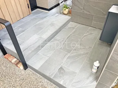 玄関アプローチ階段 床タイル貼り LIXIL アヴァンティ