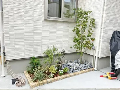 ピンコロ石花壇 ロックガーデン ゴロタ石 シンボルツリー ヤマボウシ 落葉樹 植栽