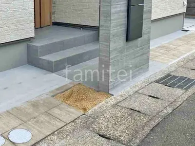 玄関アプローチ 床タイル貼り リビエラ ケイ・ロック