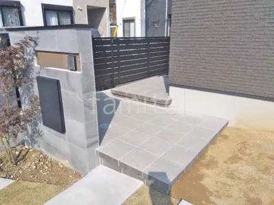 玄関アプローチ 浮遊階段(蹴込み階段) 床タイル張り LIXIL グレイスランド