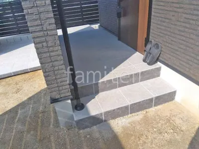 玄関アプローチ階段 床タイル貼り LIXIL グレイスランド