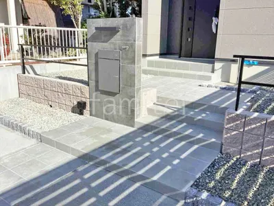 玄関アプローチ階段 床タイル貼り LIXIL パセオ