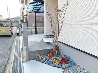 シンボルツリー イロハモミジ 落葉樹 植栽 ロックガーデン 割栗石敷き