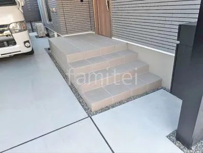 玄関アプローチ階段 床タイル貼り 施主支給