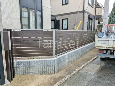 ブロック塀 （化粧ブロック） ユニソン リブスプリットn  アルミ形材 フェンス YKKAP 木製調 ルシアスYS2H型 横スリット 目隠し 木調・ラティス