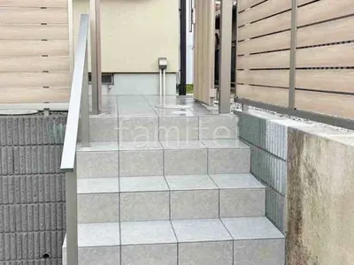玄関アプローチ階段 床タイル貼り LIXIL グレイスランド 手すり アーキレール