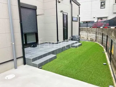 人工芝 防草シート加工 マツモト 人工芝 30mm  タイルデッキ 壁1面  LIXIL パセオ ベーシック テラコッタ風