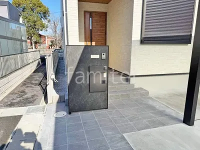 機能門柱 YKKAP ルシアスウォールRJ01型 玄関アプローチ 床タイル貼り リビエラ エイ・ロック