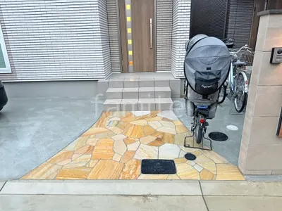 玄関アプローチ 床石貼り 乱形石 石英岩
