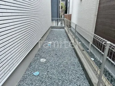 犬走り 防犯砂利敷き バラス砕石 防草シート加工