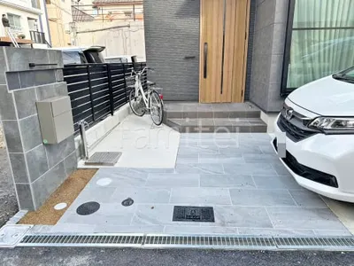 玄関アプローチ 床タイル貼り LIXIL アヴァンティ