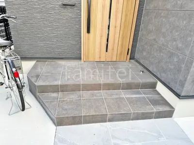 玄関アプローチ階段 床タイル貼り リビエラ アルケティポ