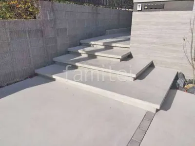 玄関アプローチ 浮遊階段(蹴込み階段) モルタル仕上げ