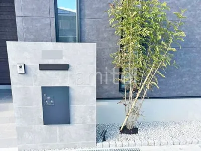 モダン門柱 壁タイル貼り タカショー セラレバンテ 郵便受けポスト YKKAPエクステリアポストG3型 宅配ボックス Panasonic コンボミドル シンボルツリー シマトネリコ 常緑樹 植栽