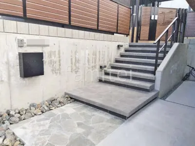 玄関アプローチ 浮遊階段(蹴込み階段) 床タイル張り タカショー セラレバンテ