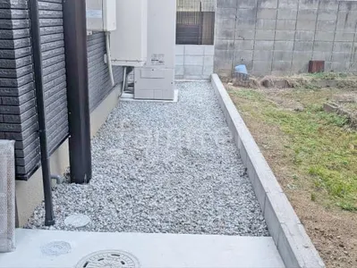 犬走り 防犯砂利敷き バラス砕石 防草シート加工