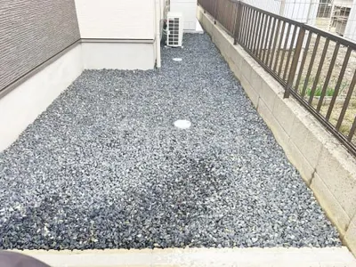 犬走り 防犯砂利敷き バラス砕石 防草シート加工