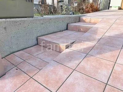 玄関アプローチ階段 床タイル貼り LIXIL パセオ