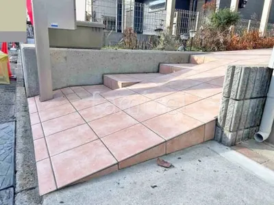 玄関アプローチ スロープ 床タイル貼り LIXIL パセオ