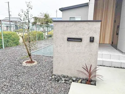 塗り壁門柱 エスケー化研 ベルアート塗装 郵便受けポスト LIXIL エクスポストS-1型 ロックガーデン 割栗石敷き