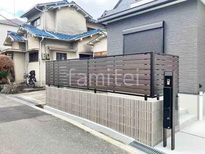 宅配ボックス門柱 （機能門柱 ） LIXIL アクシィ2型 宅配ボックス付き  アルミ形材 フェンス YKKAP 木製調ルシアスYS3F型 横スリット 目隠し 木調・ラティス ブロック塀 （化粧ブロック） ユニソン アルタ 